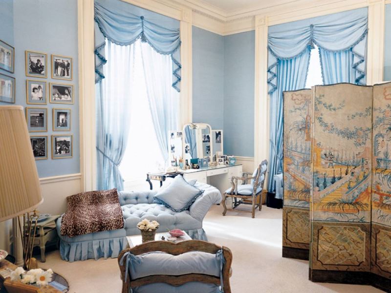 Chambre d'une fille moderne dans des tons bleus