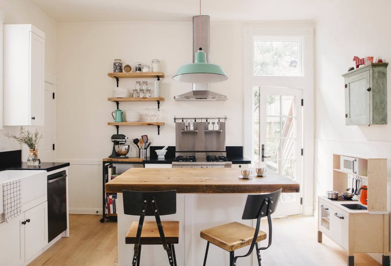 Intérieur de cuisine de 9 m² avec murs blancs