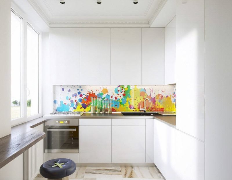 White kitchen with facades to the ceiling