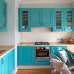 Cuisine turquoise avec un conduit de ventilation carré blanc