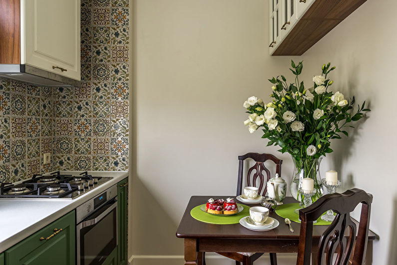 Fleurs fraîches sur la table à manger de la cuisine d'une superficie de 7 m²