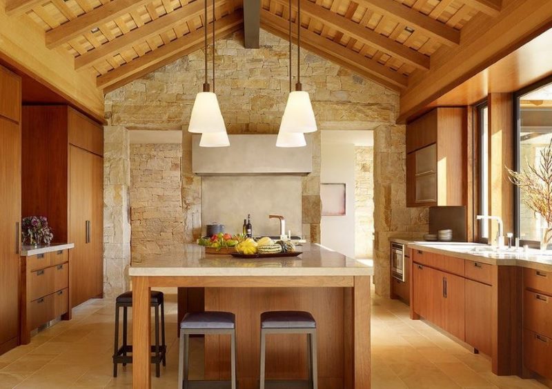 Plafond en bois d'un plafond de cuisine maison de campagne