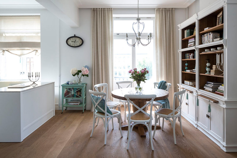 Plancher en bois dans une cuisine de style classique