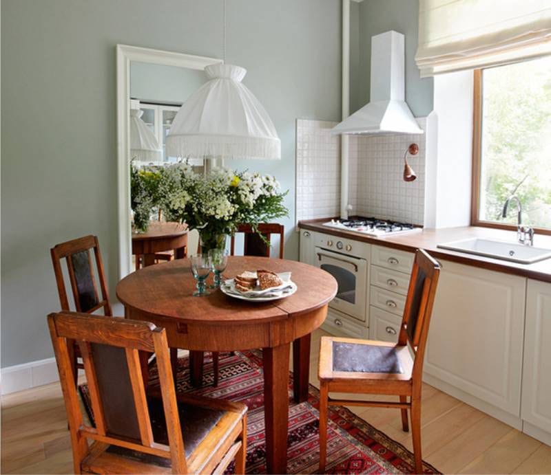 Table ronde en bois à l'intérieur d'un petit Cooney