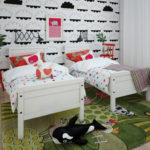 Chambre confortable de filles jumelles