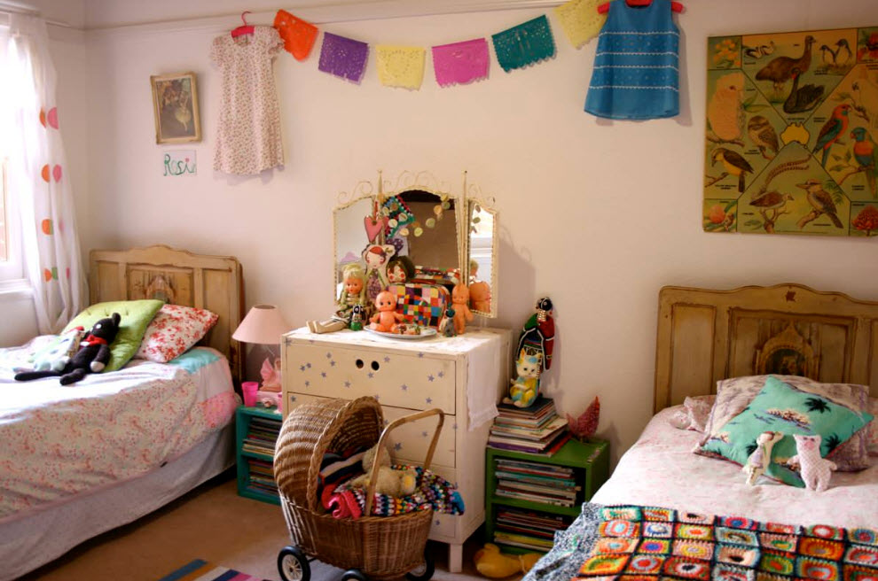 Intérieur d'une chambre pour une fille et un garçon dans un style rustique