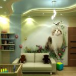 Chat sur la peinture murale dans la chambre des enfants