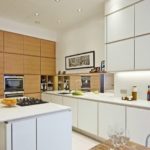 Kitchen unit with white facades