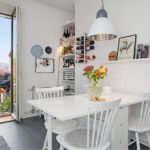 Table à manger blanche dans la cuisine avec balcon