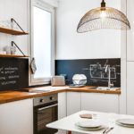 Tablier noir dans la cuisine dans le style loft