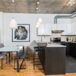 Studio de cuisine de style loft lumineux