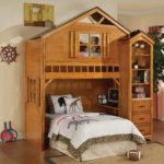 Lit enfant en forme de maison en bois