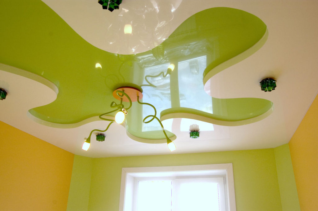 Plafond combiné dans la chambre des enfants