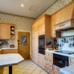 A graceful floral pattern of wallpaper brought a touch of elegance and freshness to the traditional atmosphere of the kitchen