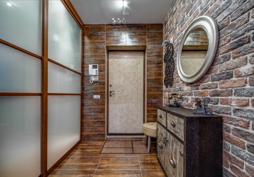 Armoire coulissante avec portes vitrées à l'intérieur du couloir