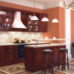 Cucina classica con bancone bar di colore scuro