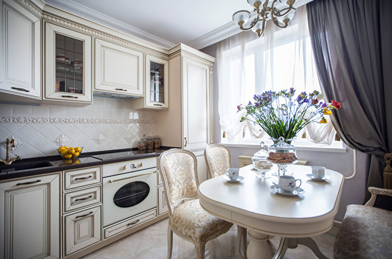 Chaises rembourrées dans un style classique dans la cuisine avec une superficie de 10 mètres carrés