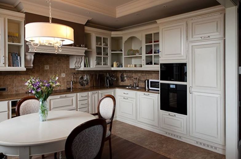 Oval table in the kitchen 13 square meters. meters in classic style