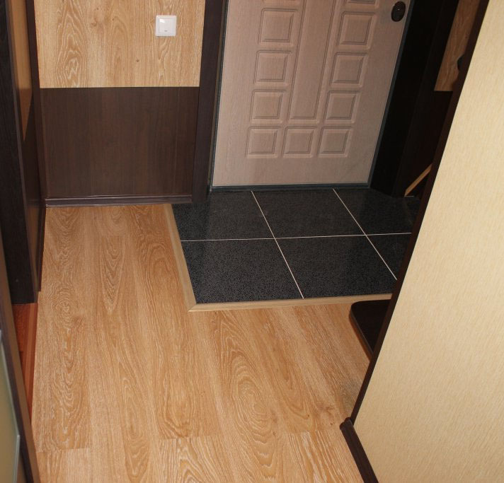 Combined floor in the corridor of 4 square meters