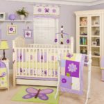 Couleur pourpre dans la conception de la chambre pour l'enfant