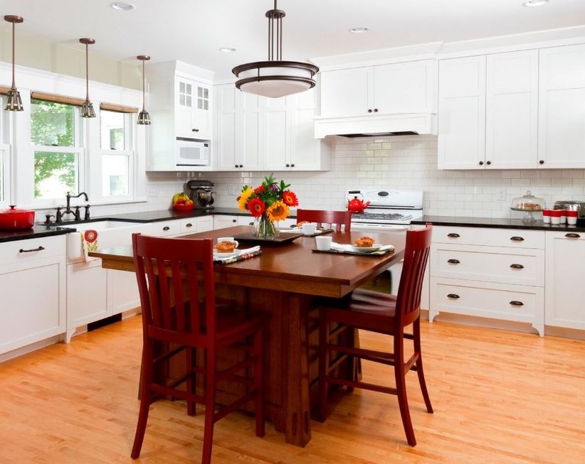 Table en bois brun dans une cuisine blanche