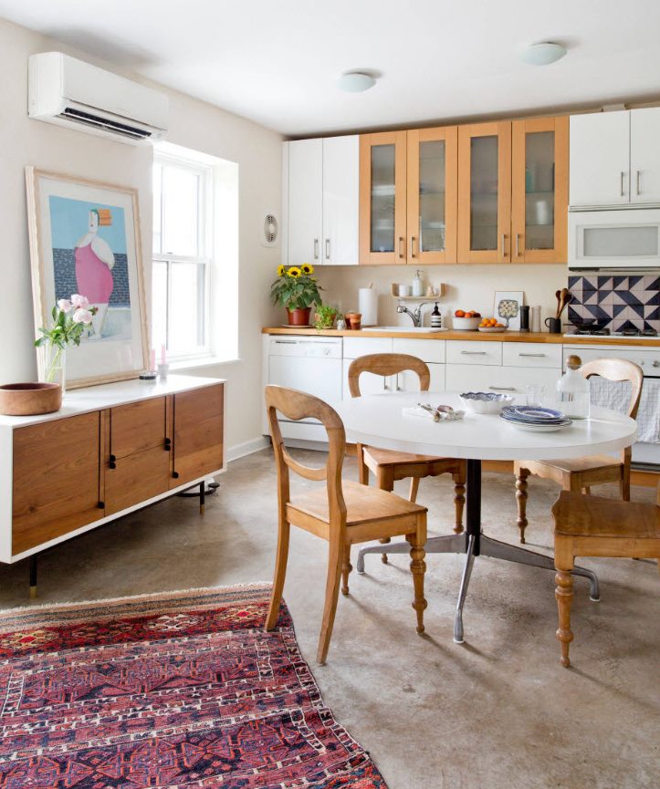 Salle à manger confortable dans la cuisine linéaire