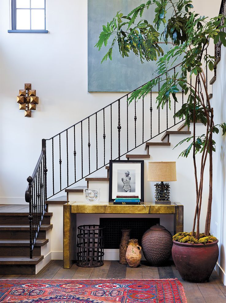 Escalier avec garde-corps en métal dans le couloir d'une maison privée