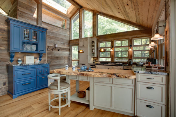 Cuisine originale dans une maison en bois