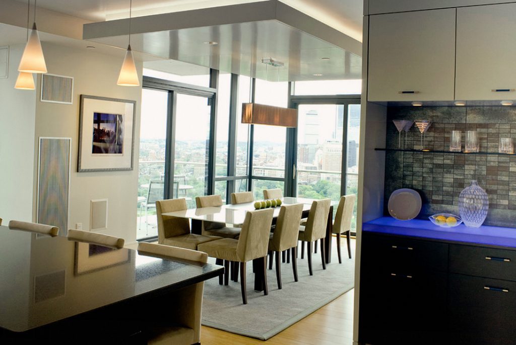 Two-level ceiling in the kitchen with a separate dining area