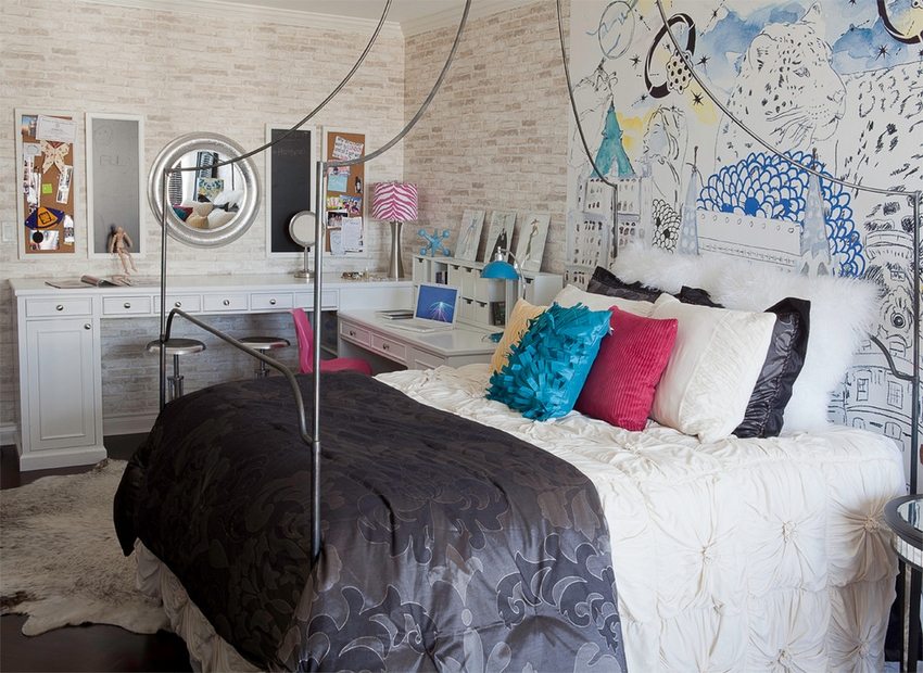 Decorative pillows on the bed in the bedroom