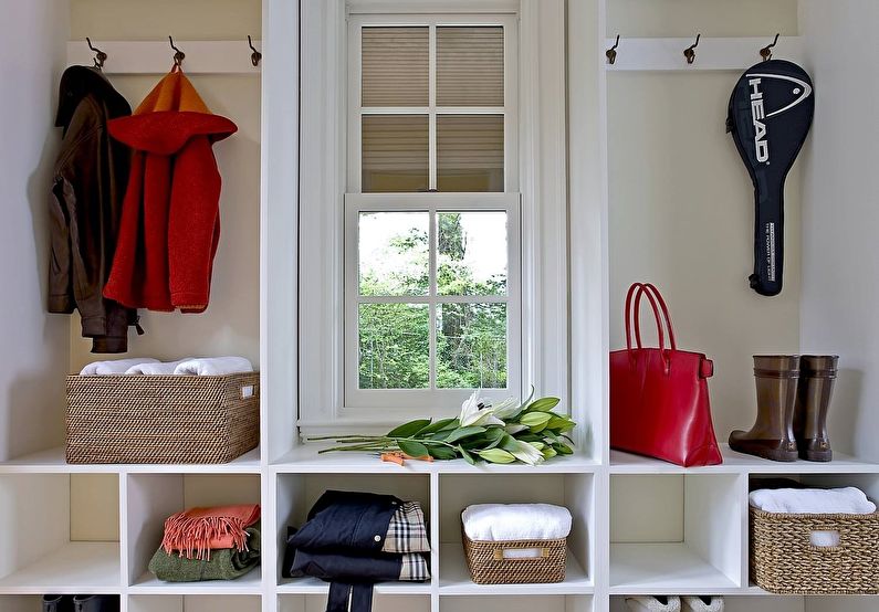 Open storage system in the hallway of a private house