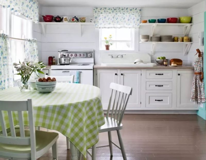 Nappe à carreaux sur la table de la cuisine de style provençal