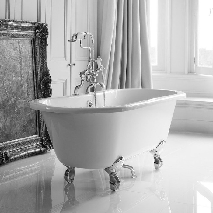 Salle de bain blanche dans un style rétro