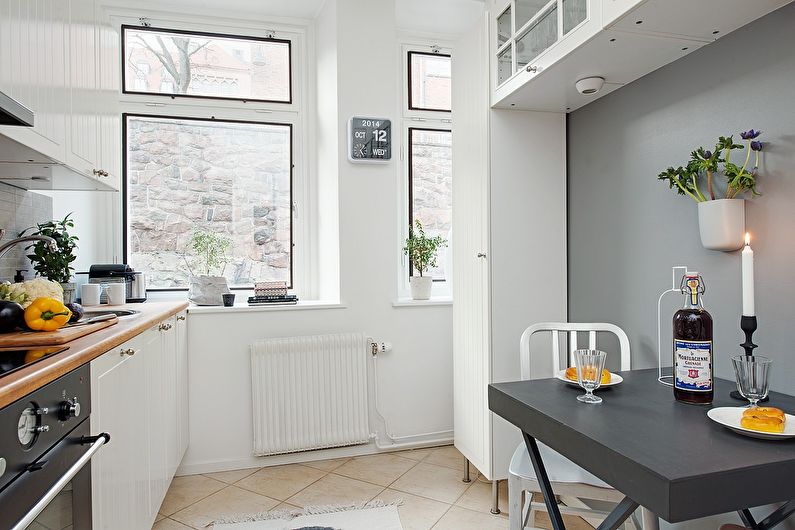 Mur gris dans la salle à manger d'une petite cuisine