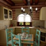 Cuisine miniature chic dans une maison de campagne