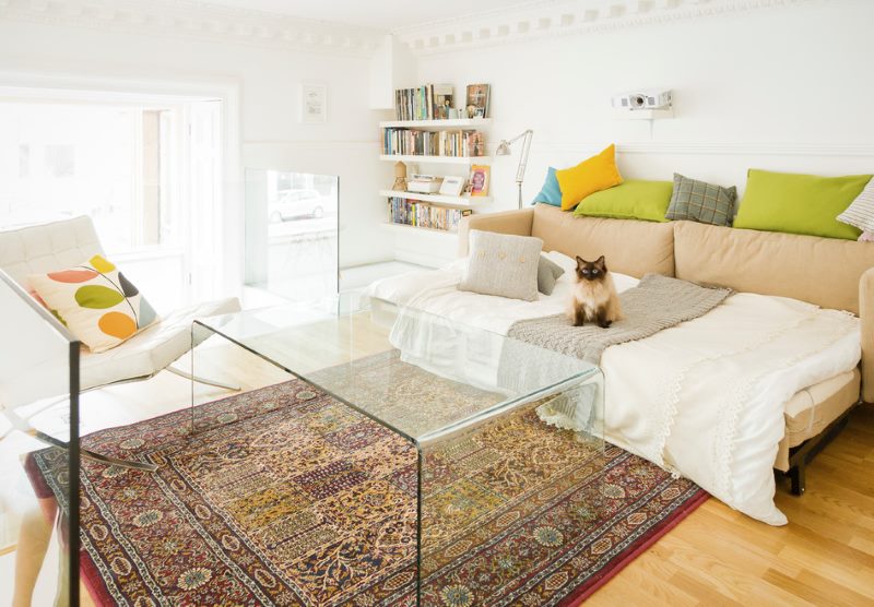 Table en verre sur un tapis avec des motifs