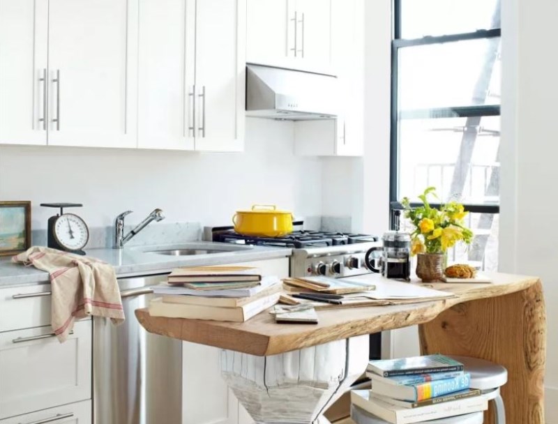 Table en bois massif dans la conception d'une petite cuisine