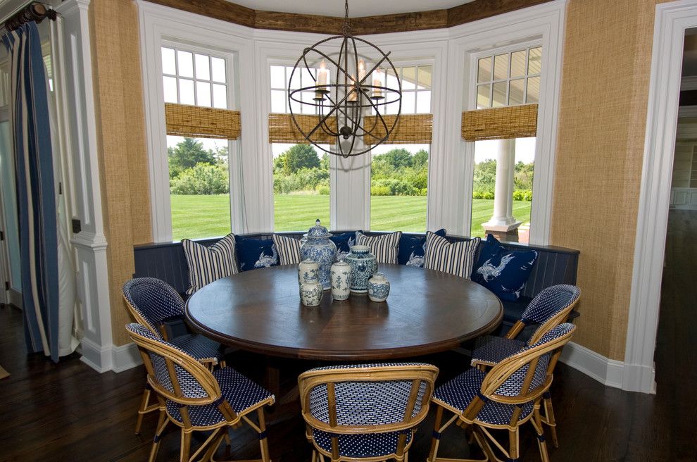 Salle à manger confortable avec un canapé dans la baie vitrée d'une maison privée