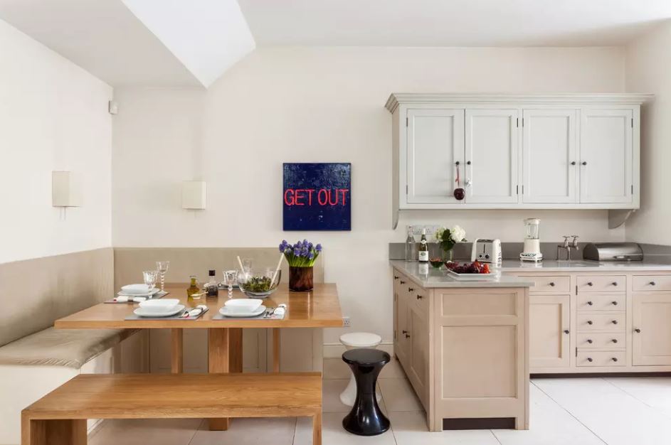 Decoration of the dining area in the kitchen of 13 squares