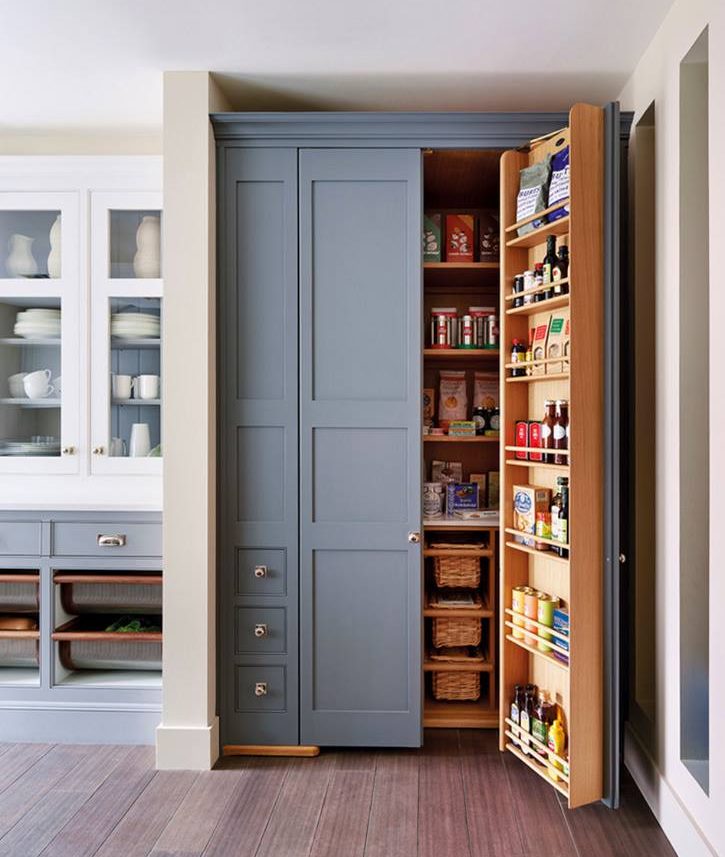 Armoire haute avec épicerie et ustensiles de cuisine