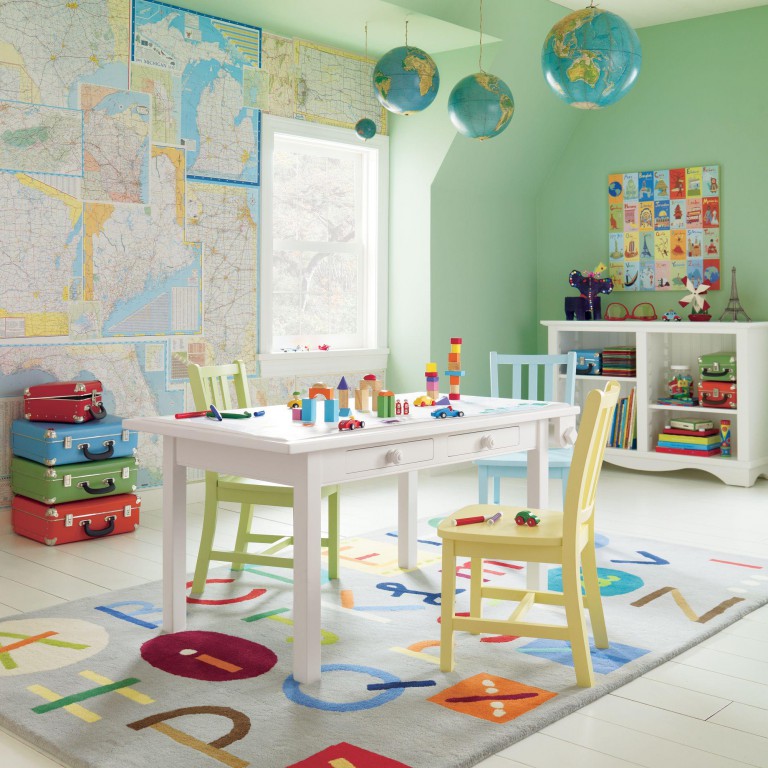 Globes au plafond d'une chambre d'enfant