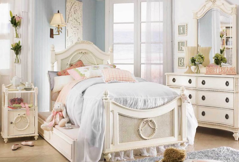 Chambre d'enfants lumineuse dans un style classique