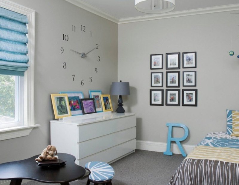 Grande horloge sur le mur dans une chambre d'enfant