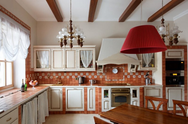 Poutres en bois sur le plafond blanc d'une maison de campagne