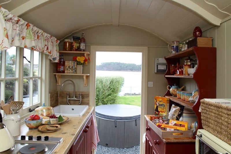 Intérieur d'une petite cuisine dans une remorque de construction