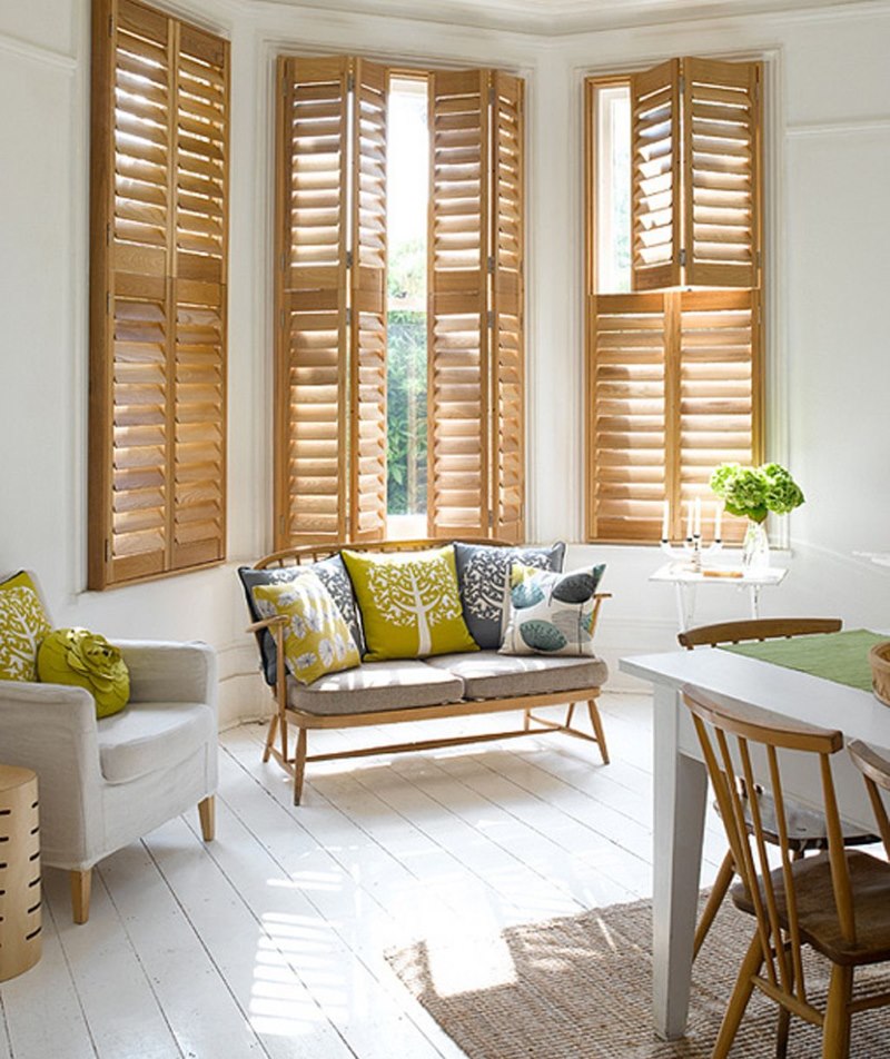 Décoration avec volets en bois de fenêtres dans une baie vitrée