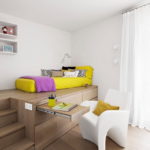 Lit jaune dans une chambre blanche