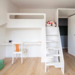 Une couchette au deuxième niveau du mobilier pour enfants