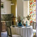 Nappe blanche sur la table de la cuisine