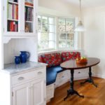 Table en bois avec pieds bouclés